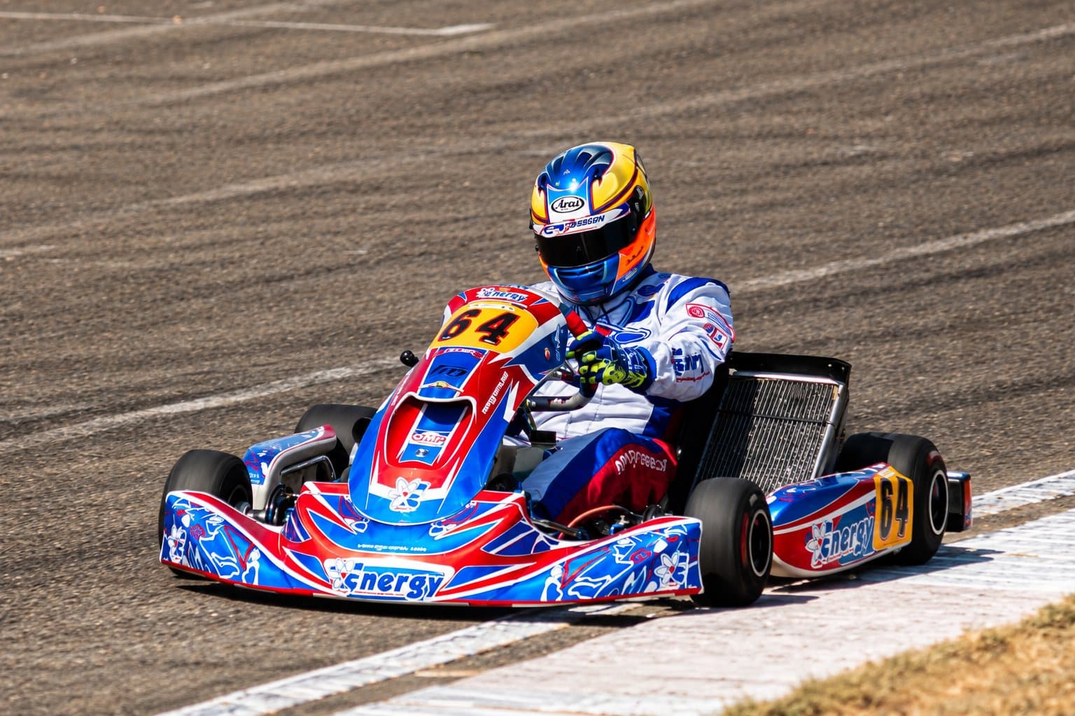Kart in curva sul circuito durante una sessione in pista