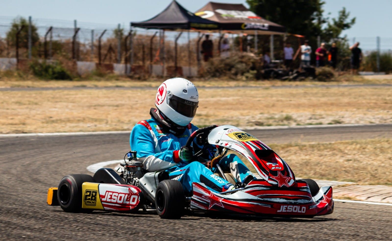 Pilota in curva al kartodromo NuragiKart durante una sessione