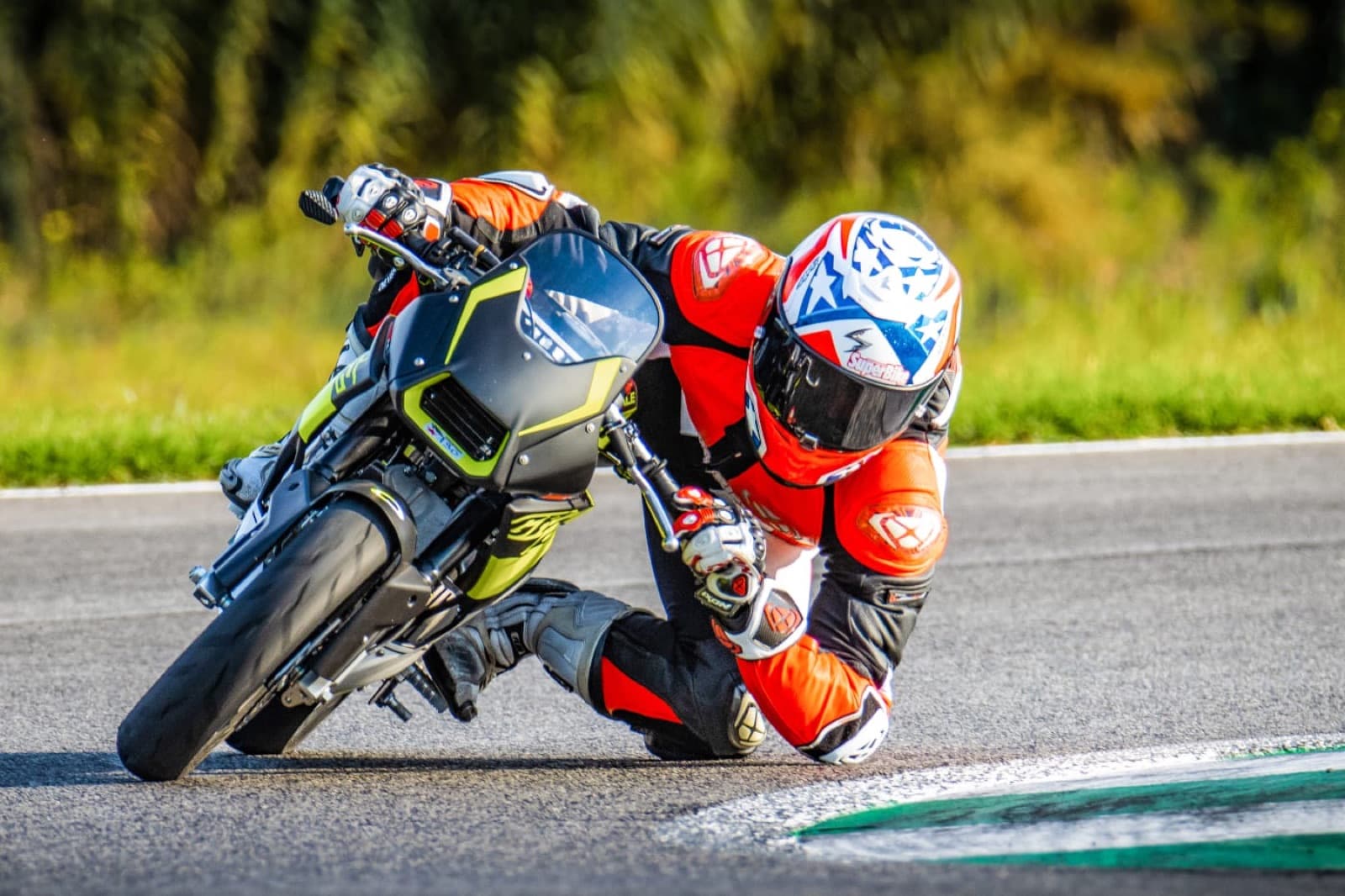 Pilota in piega con gomito a terra su Ohvale GP-2